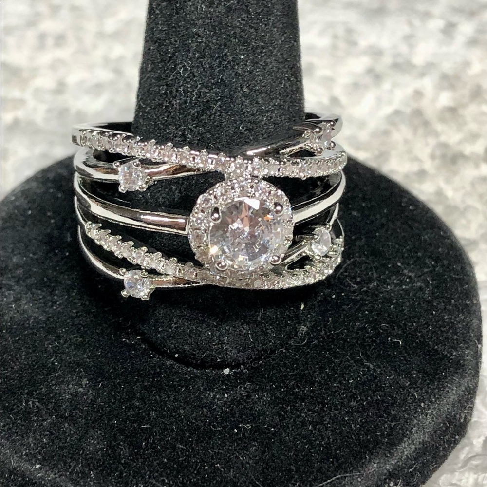 Pretty ring in size 10- split band and cubic zirconia